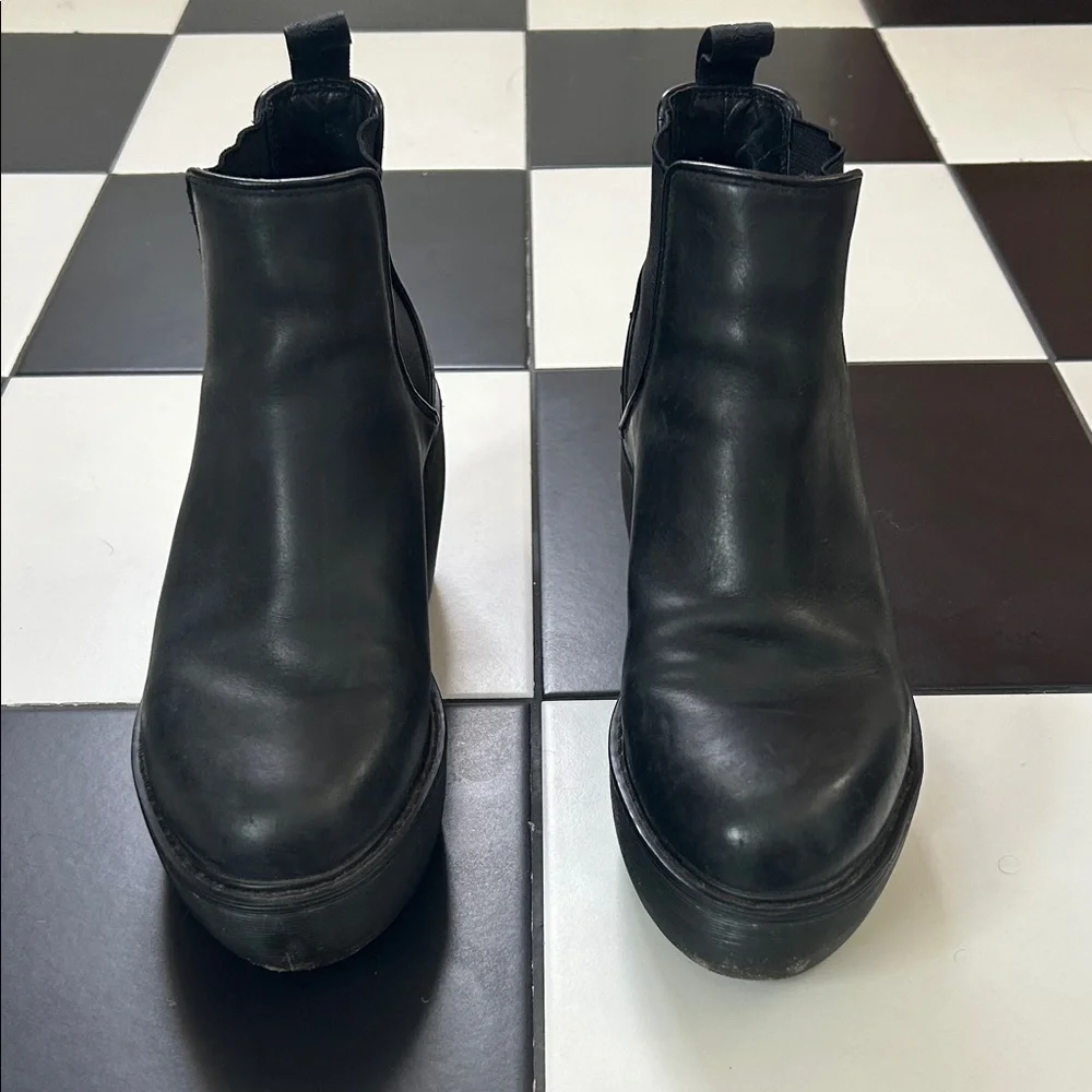 Rare Dr. Martens Black Platform “Aerial Chelsea Boots” size 9
